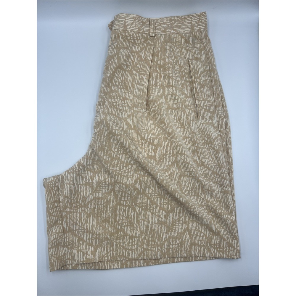 Haley Women's Beige‎ And White 7" Inseam Shorts Size 14